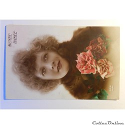CPA de bonne année. Femme avec bouquet de fleurs.