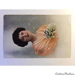 CPA de voeux. femme avec bouquet de fleurs.