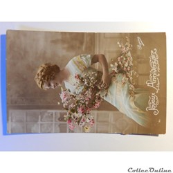 CPA de joyeux anniversaire. Femme avec bouquet de fleurs.