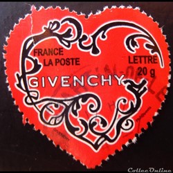 03998 Le cœur de Givenchy autocollant sur fond rouge 20 gr