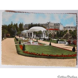 CPA des Vosges, Vittel, vue vers le pavillon de la Grande Source