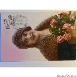 CPA de bonne année. Femme avec bouquet de fleurs.