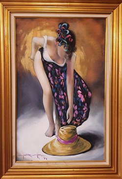 Mujer con sombrero caído