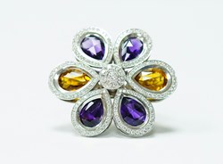 Bague sertie de pierres précieuses et or blanc | 310 €