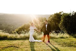 Le beau couple devant la falaise