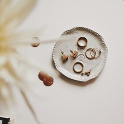 Lot de bagues en laiton et boucle d'oreilles | 100 €