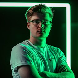 metagellanmidjourney_31492_A_professional_Esport_gamer_posing_s_5d897d6a-1277-474d-9ef7-0985112d227f