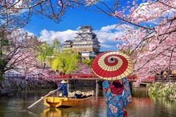 (Image)-image-Japon-Himeji-Femme-en-kimono-traditionnel-regardant-le-chateau-as_299142615