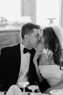 embrassade après les voeux de mariage