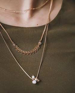 Pendentif or, plusieurs tours de cou | 120 €