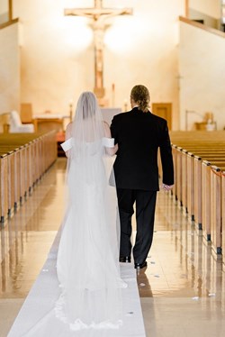 Le père qui accompagne la mariée à l'autel