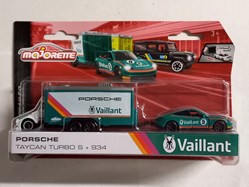 Porsche Taycan Turbo S + Porsche 934