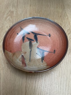 Assiette creuse, plat en grès signé Blanot, couleur corail, 02