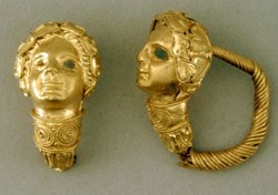 Boucles en or décorées de têtes de femme portant une couronne de lierre