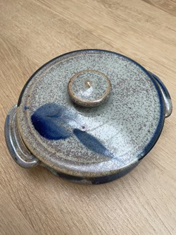 Soupière signé Blanot, couleur bleu gris, diamètre 17cms x 6,5 cms