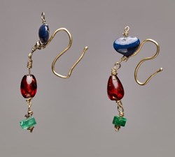 Boucles d’oreilles en or, saphir en forme de coeur et grenat ovale (IIe-IIIe siècle)