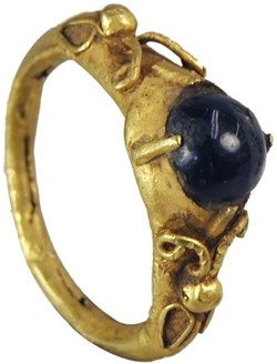Bague sertie d'une pierre précieuse noire