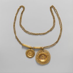 Collier en or sculpté avec pendentifs représentant légionnaire (330-300 av JC)