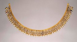 Collier en or et émail, chaine et pendentifs en forme de graine (330-300 av JC, retrouvé à Melos, Gr