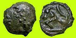 potin à la tête casquée et rangée de globules *