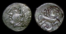 drachme au loup au et au cheval , joue tatouée