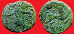 bronze au personnage courant et à l'androcéphale
