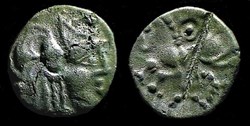 quinaire à la tête casquée au fleuron cheval à gauche