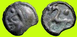 potin à la grosse tête casquée et cheval au trois globules