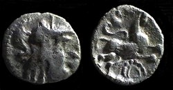 quinaire à la tête casquée au demi cercle perlé