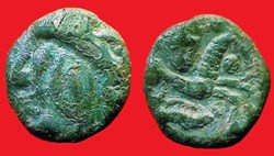bronze à la tête casquée et à la tête coupée