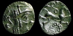 quinaire à la tête casquée au demi cercle perlé