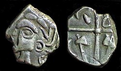 drachme à la tête cubiste aux haches affrontées
