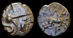 quinaire à la tête casquée à droite et aux carnyx