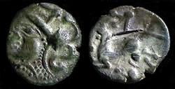 quinaire à la tête casquée à gauche et aux carnyx