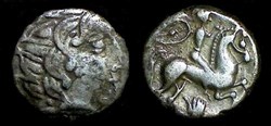 drachme au cavalier et à la main , joue tatouée - A