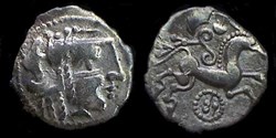 quinaire à la tête casquée à l'annelet perlé
