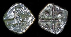 drachme à la tête cubiste