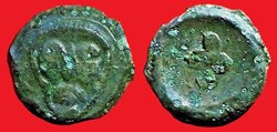 bronze à la tête de face et au swastika