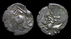quinaire à la tête casquée à gauche et au carnyx