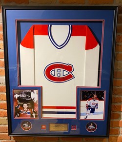 Cadre avec chandail authographier par Jean Béliveau et Guy Lafleur des Canadiens de Montréal