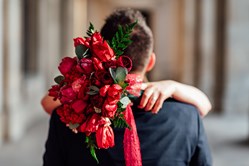 wedding-bouquet-with-bride-and-groom