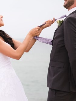 bride-groom-play-at-wedding