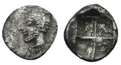 *Incertaine / Obole / Tête Archaique  d'Apollon à gauche - Carré creux.