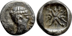 Ionie-Incertaine-Hémiobole-Tête féminine à droite - Motif étoilé ou floral dans carré creux .