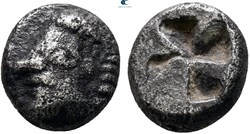 M-Colophon / Diobole / Tête achaique à gauche -  Carré creux