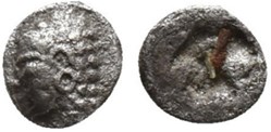 M-Colophon-Tétartémorion-Tête archaique à gauche  / Carré Quadripartite .