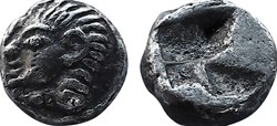 Colophon / Tetartémorion / Tête à gauche - Carré creux