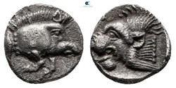 *Cyzique / Hémiobole / Protomé de sanglier à droite - Tête de lion à gauche.