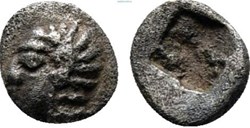 Colophon / Tetartemomorion / Tête d'Apollon à gauche -  Carré creux