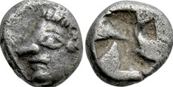 M-Colophon-Diobole-Tête achaique à gauche / Carré creux.